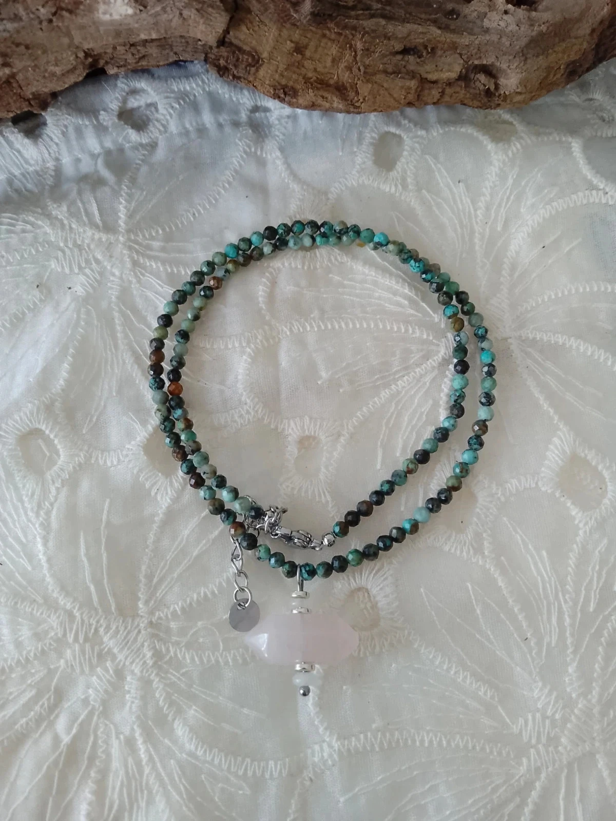 Collier bohème pierres vertes de turquoise africaine et quartz rose chaînette argentée